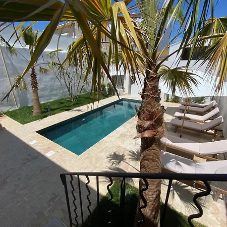 La Maison De - Piscine - Bed & Breakfast