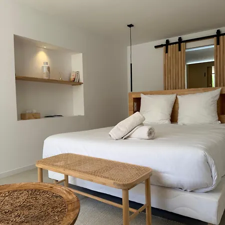 La Maison De - Piscine - Bed & Breakfast