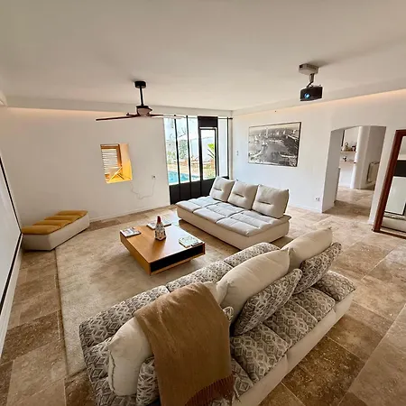 La Maison De - Piscine - Bed & Breakfast